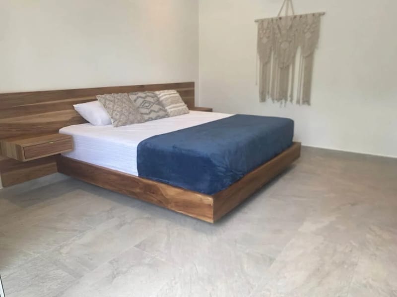 Dormitorio con ropa de cama azul