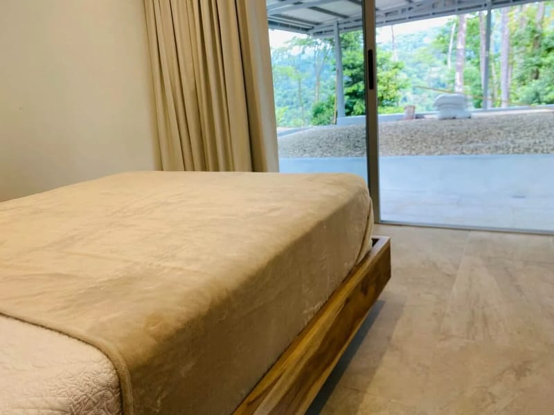 Dormitorio con vistas a la vegetación