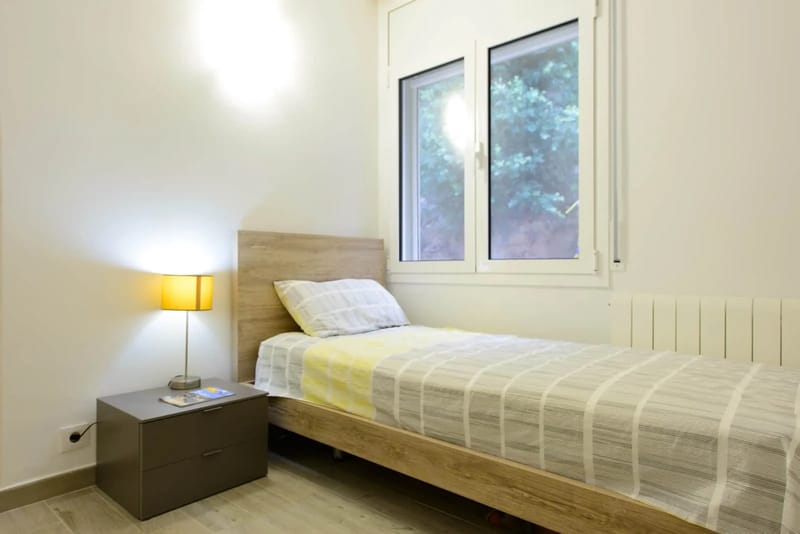 Dormitorio con camas individuales