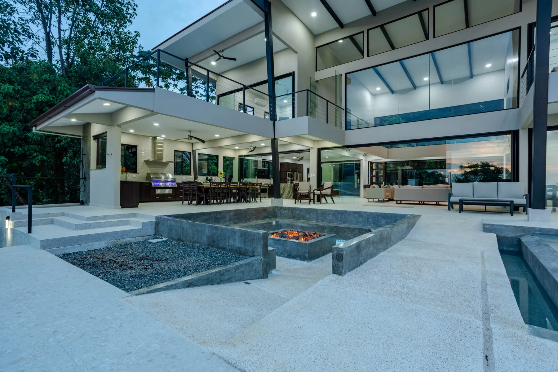 Casa y terraza de la piscina