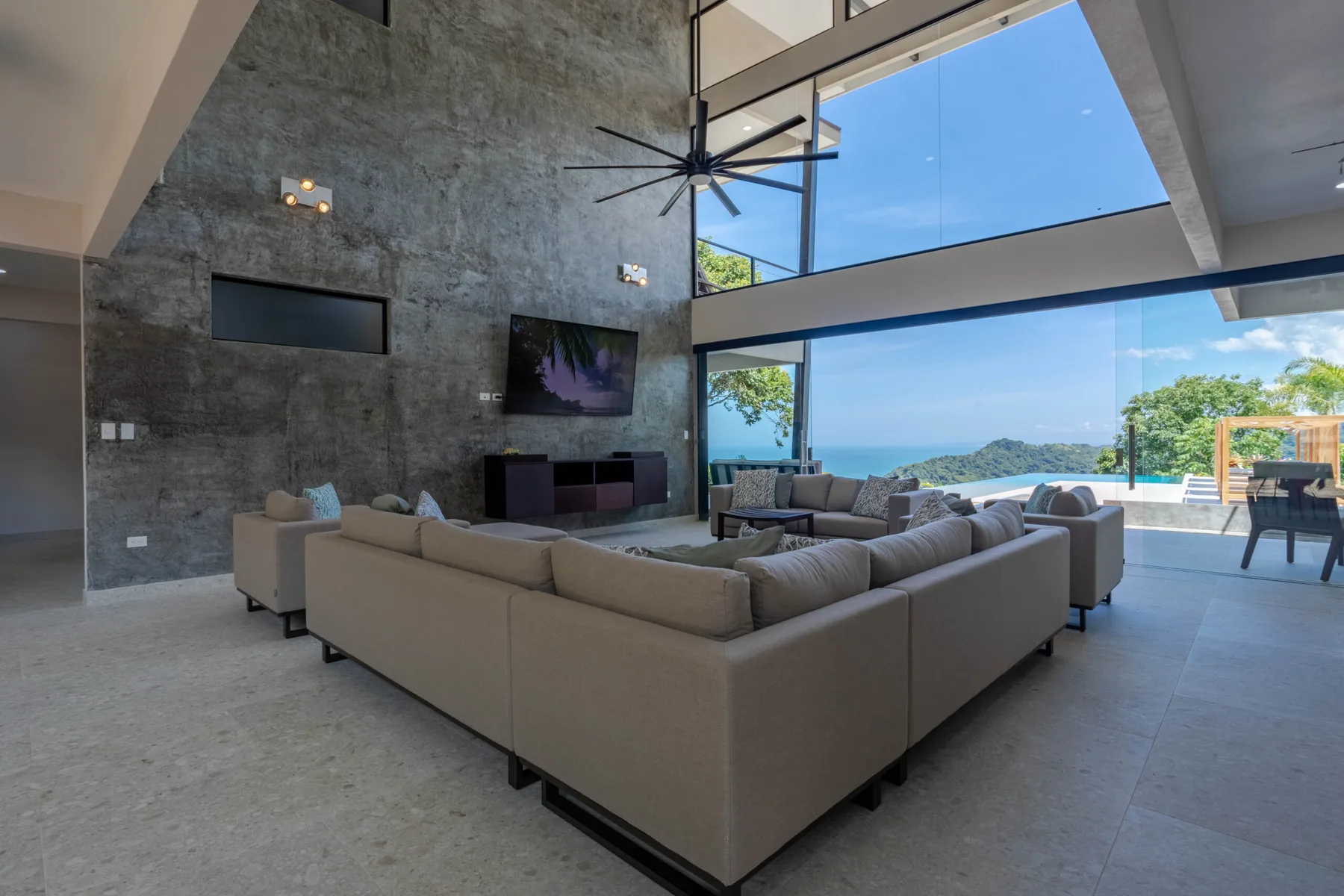 Sala de estar con vista al mar