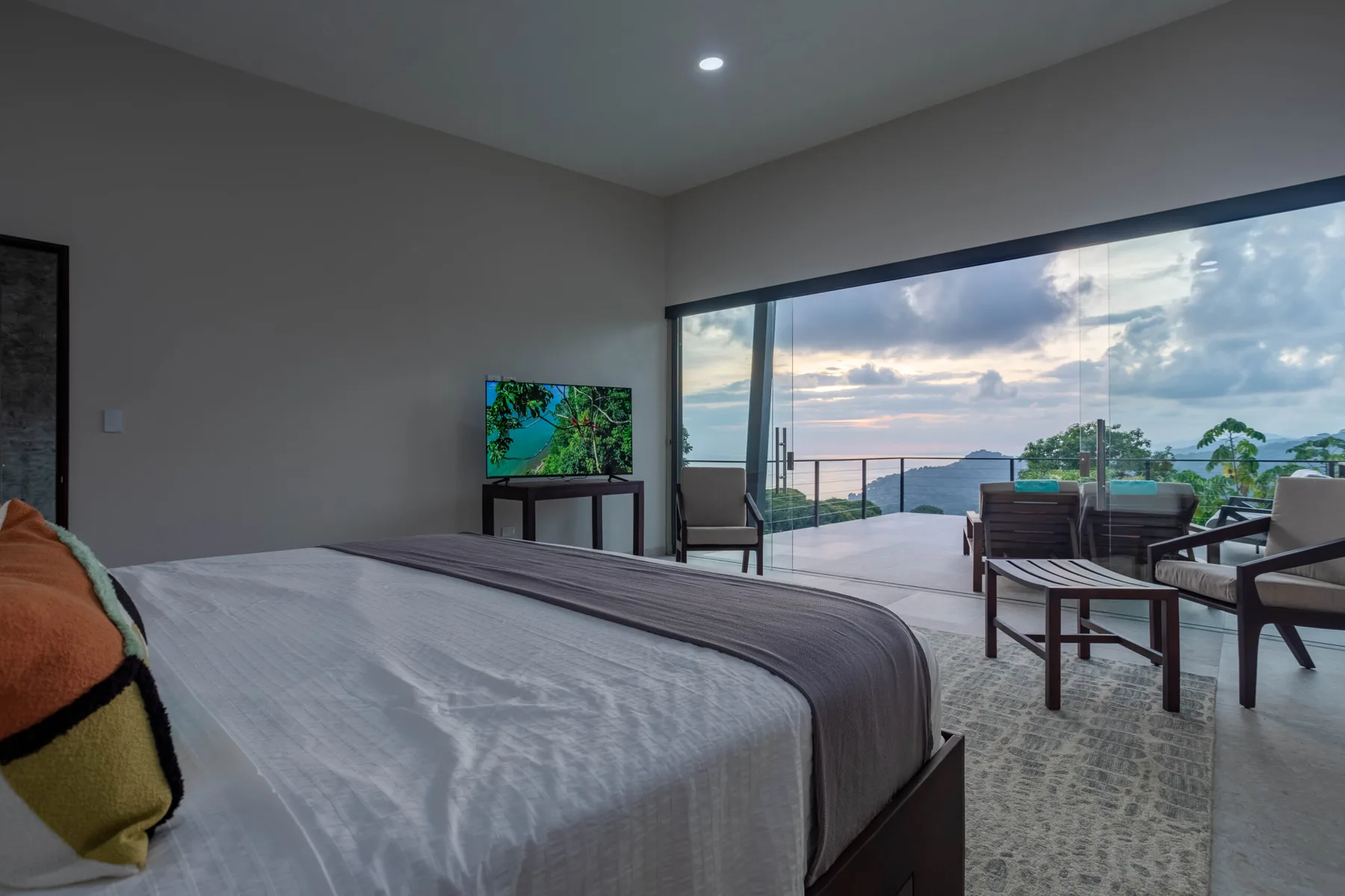 Suite con cama king y vista al mar