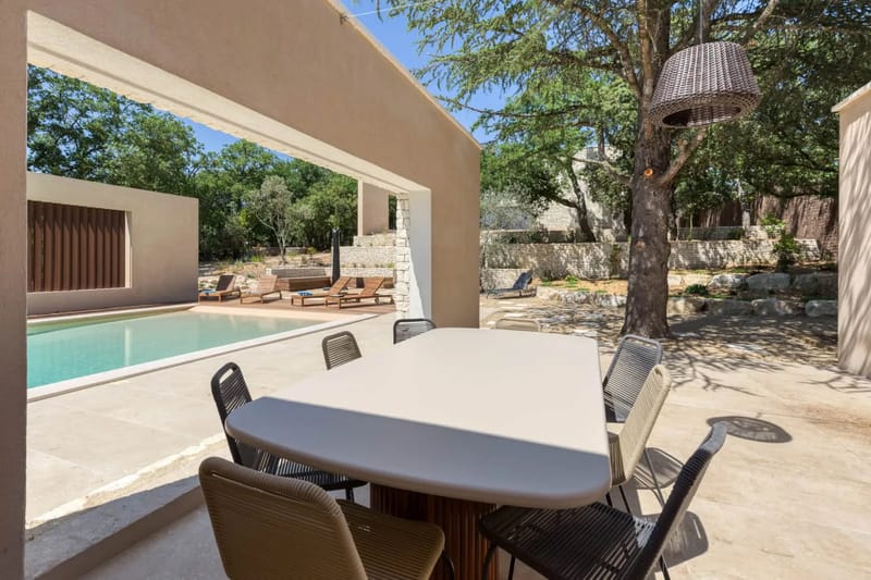 Comedor junto a la piscina