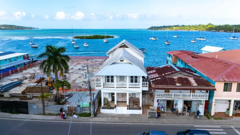 Casa del Mar by AcoModo (Ocean-Front Bocas Villa)