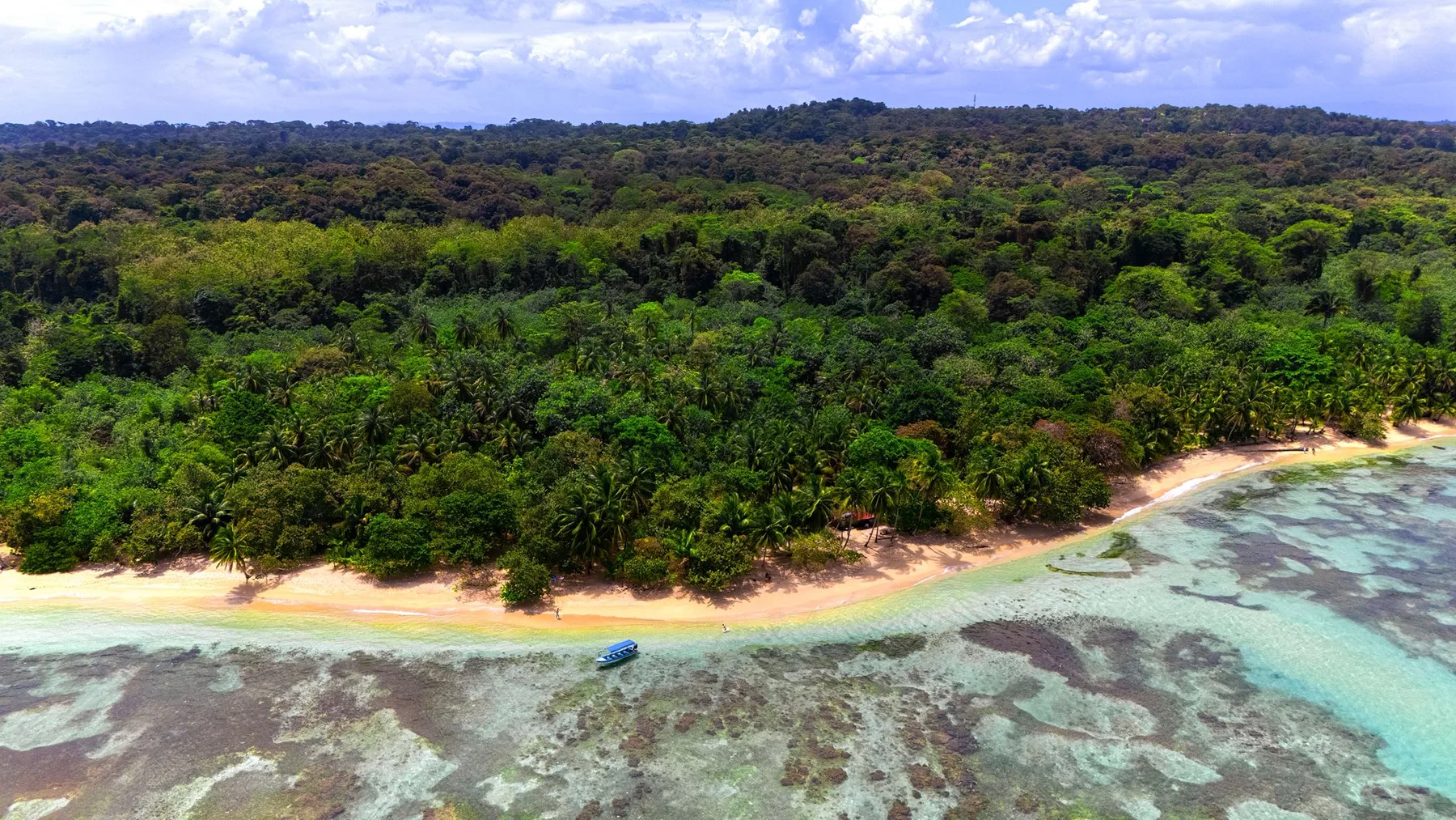 Casa del Mar by AcoModo (Ocean-Front Bocas Villa)