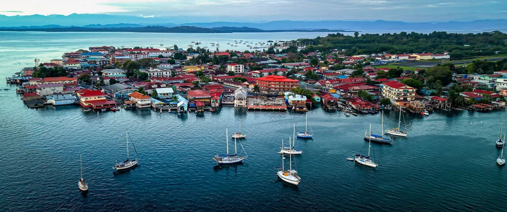 Casa del Mar by AcoModo (Ocean-Front Bocas Villa)