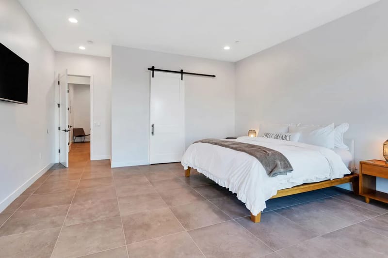 Bedroom with outdoor access