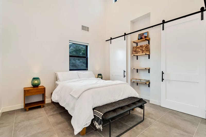 Dormitorio con puertas corredizas de armario