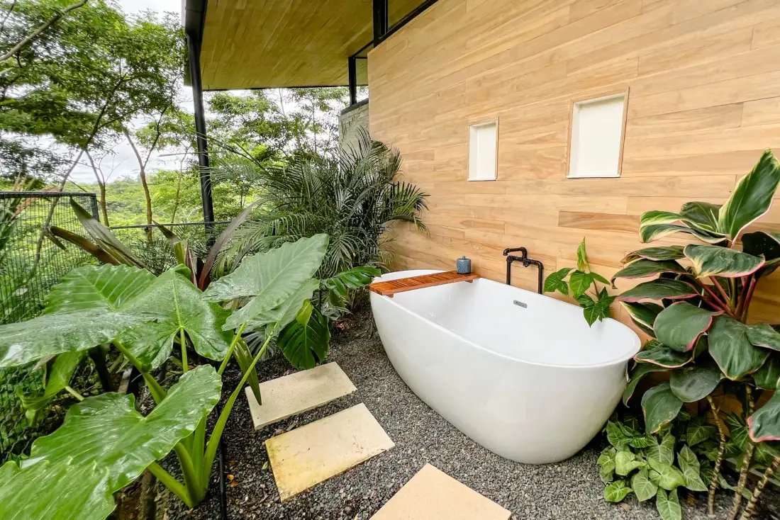 Outdoor bathtub