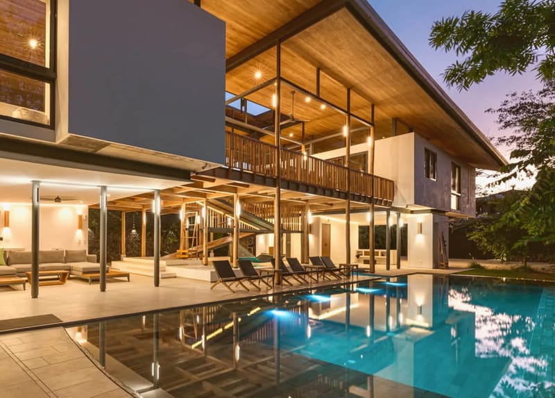 Piscina al anochecer