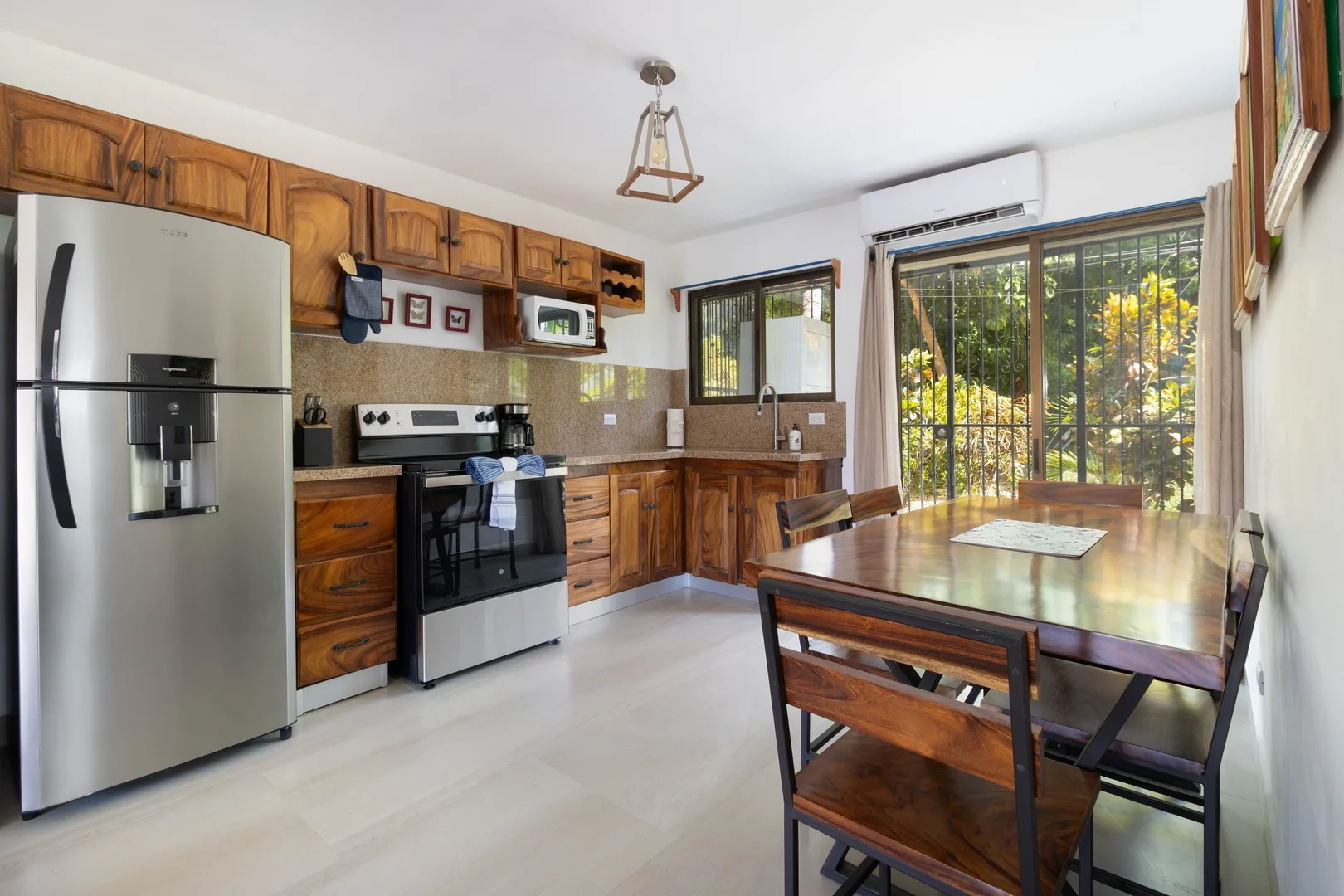 Seaside Solace - 2 Bedrooms 500 Meters To Beach
