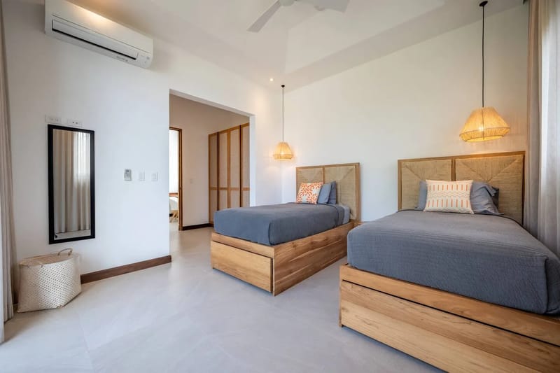 Dormitorio con varias camas