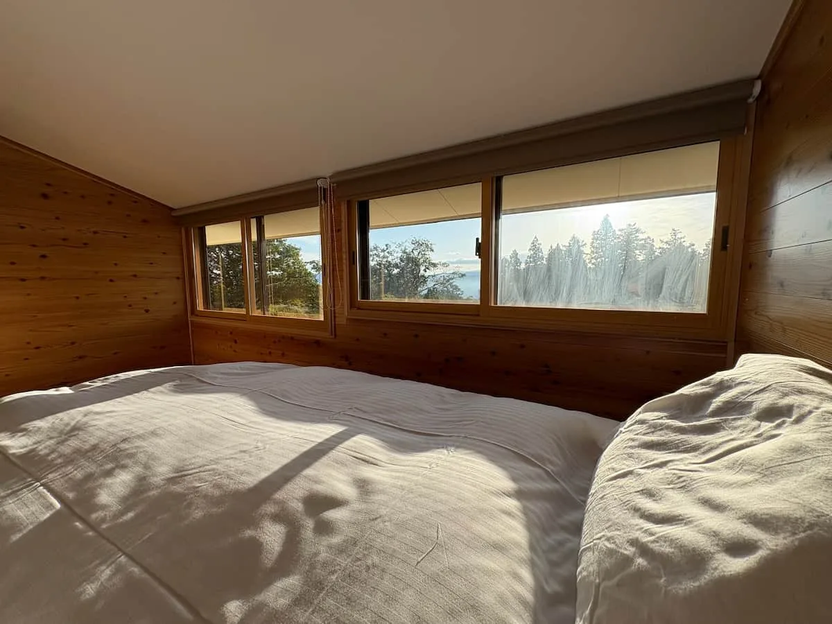 Dormitorio con vistas