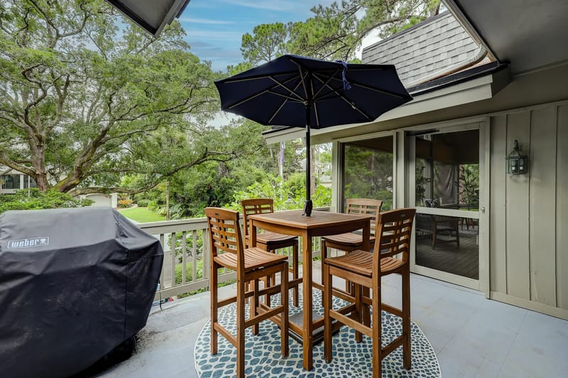 Outdoor dining and grill