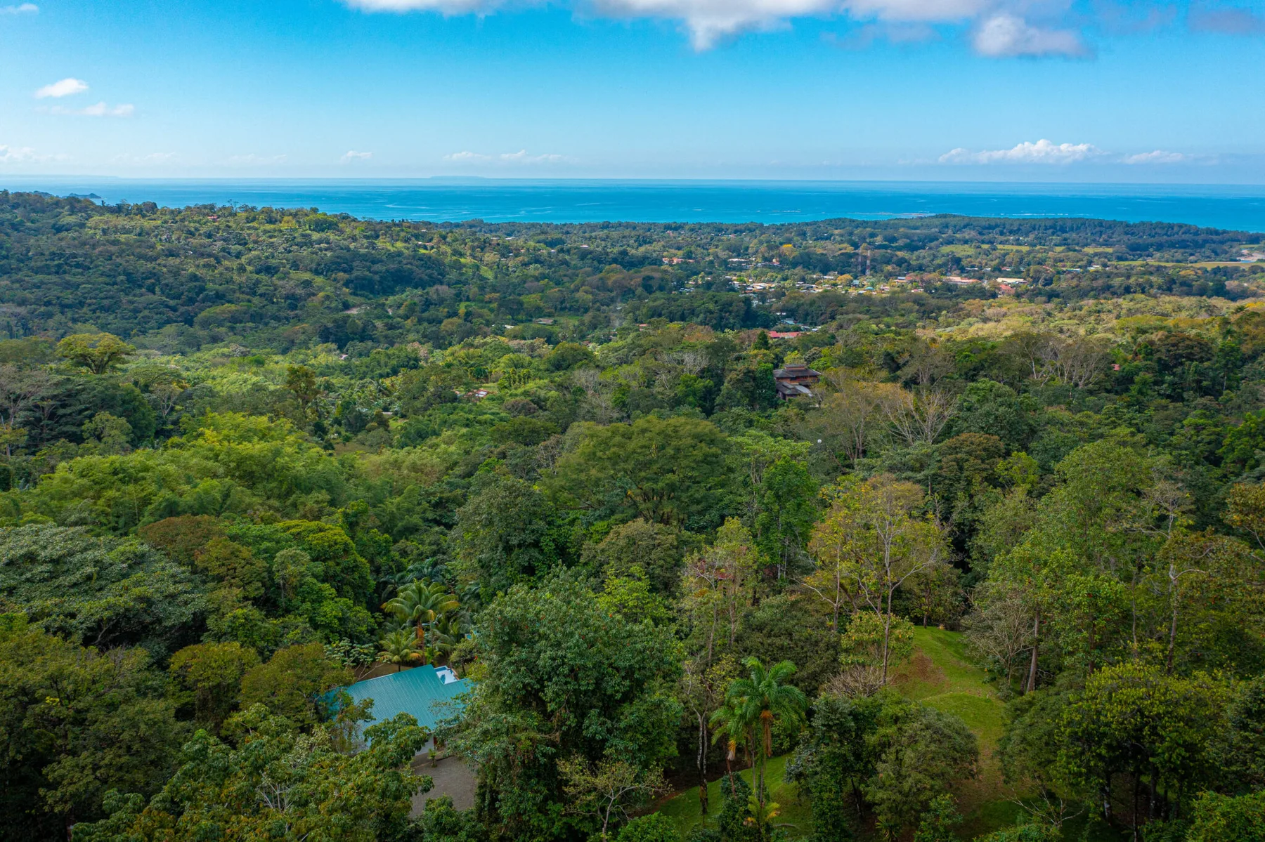 Vista aérea hacia el océano