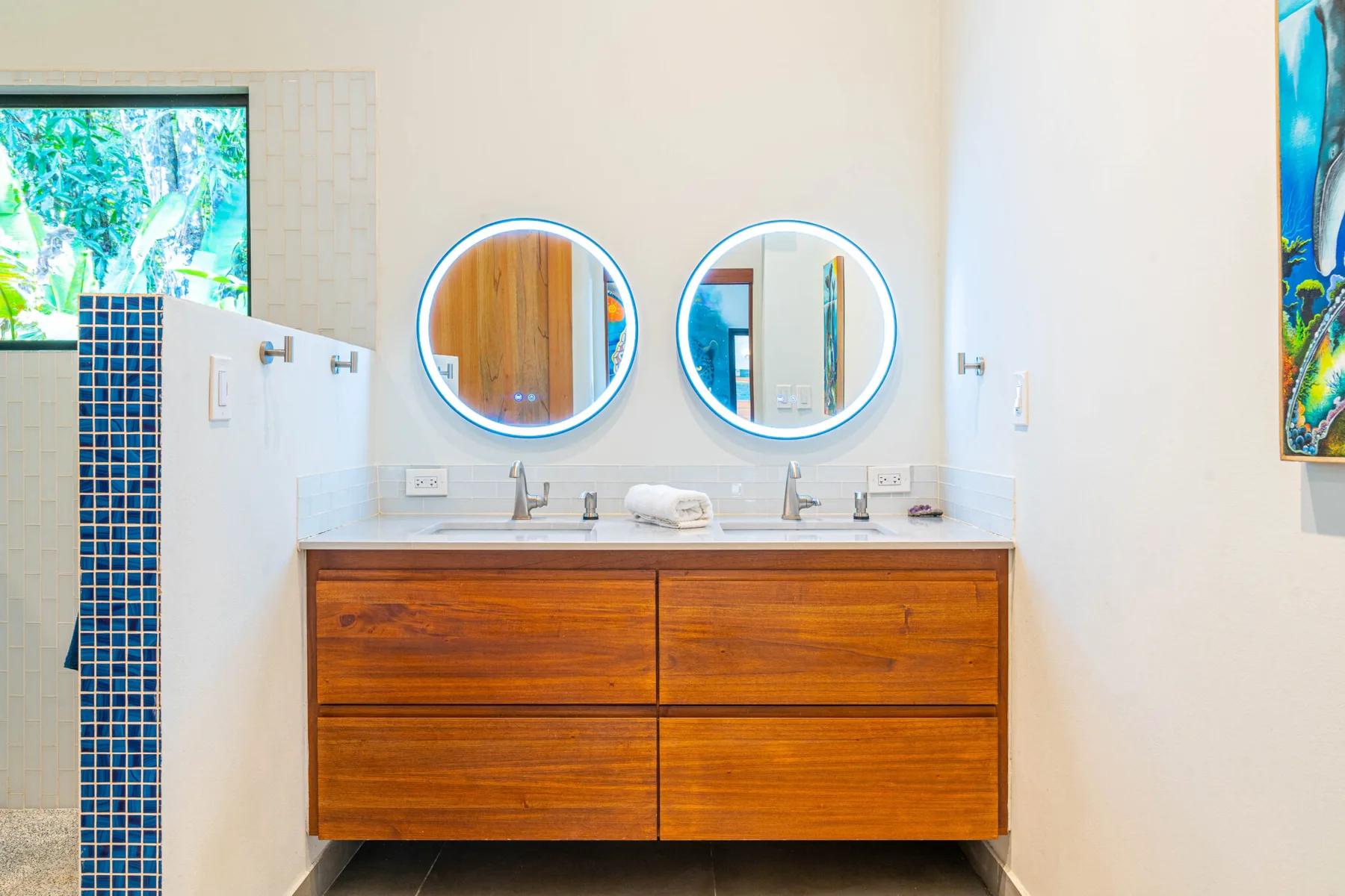 Baño con dos lavabos