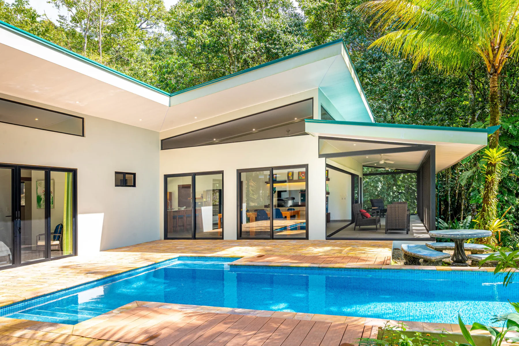 Piscina y casa principal