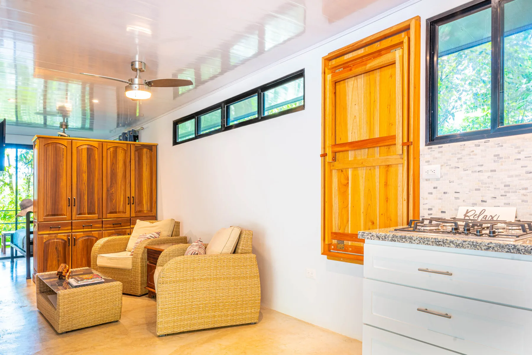 Sala de estar de la suite en contenedor