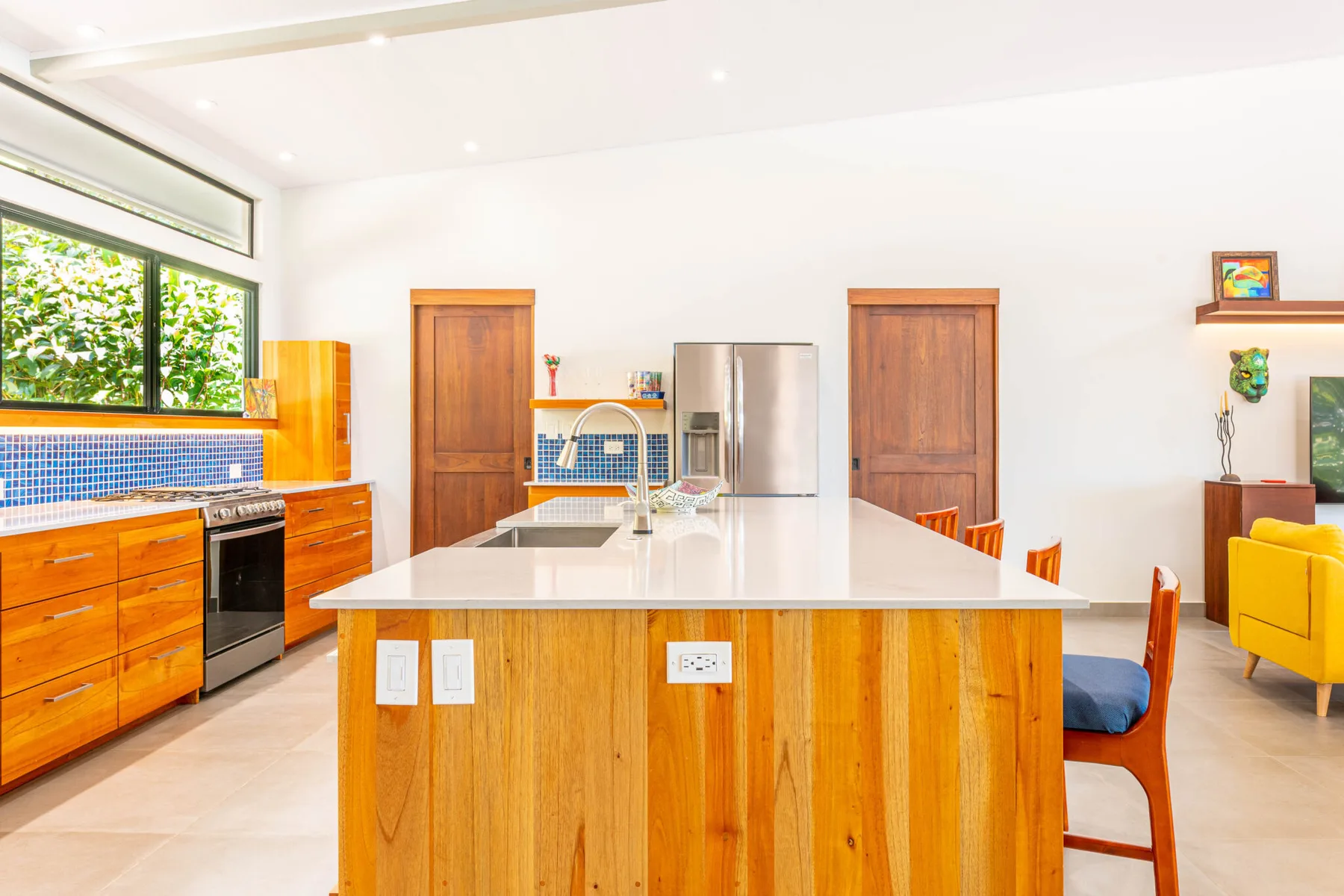 Cocina con isla de gran tamaño
