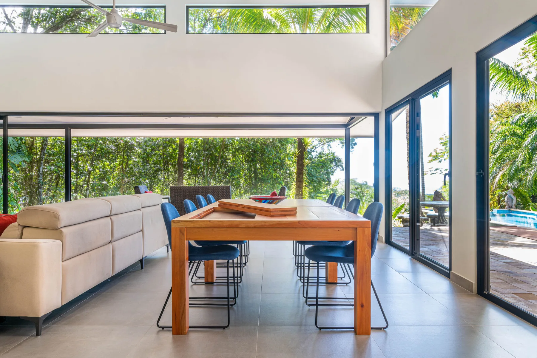 Sala y comedor de concepto abierto