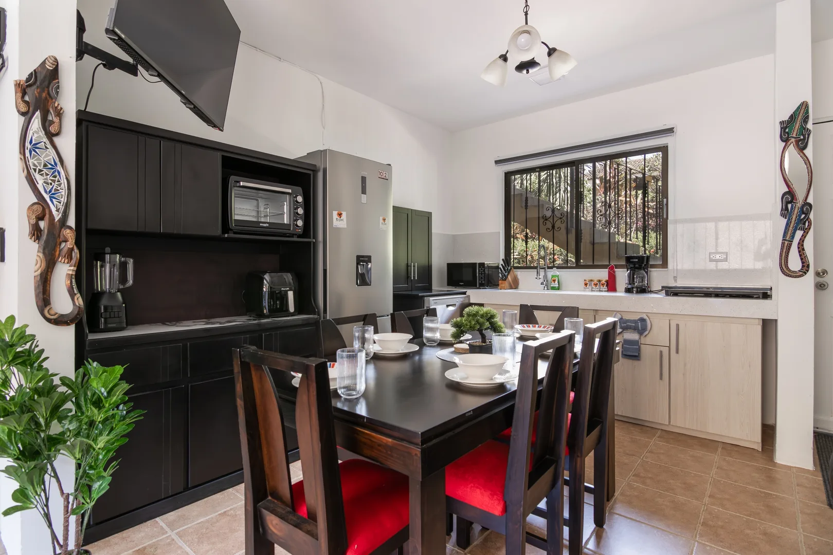 Modern 1BR: 3 Pools, Walk to Beach, 24/7 Security
