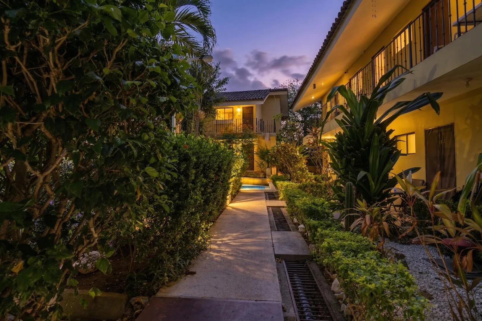 Modern 1BR: 3 Pools, Walk to Beach, 24/7 Security
