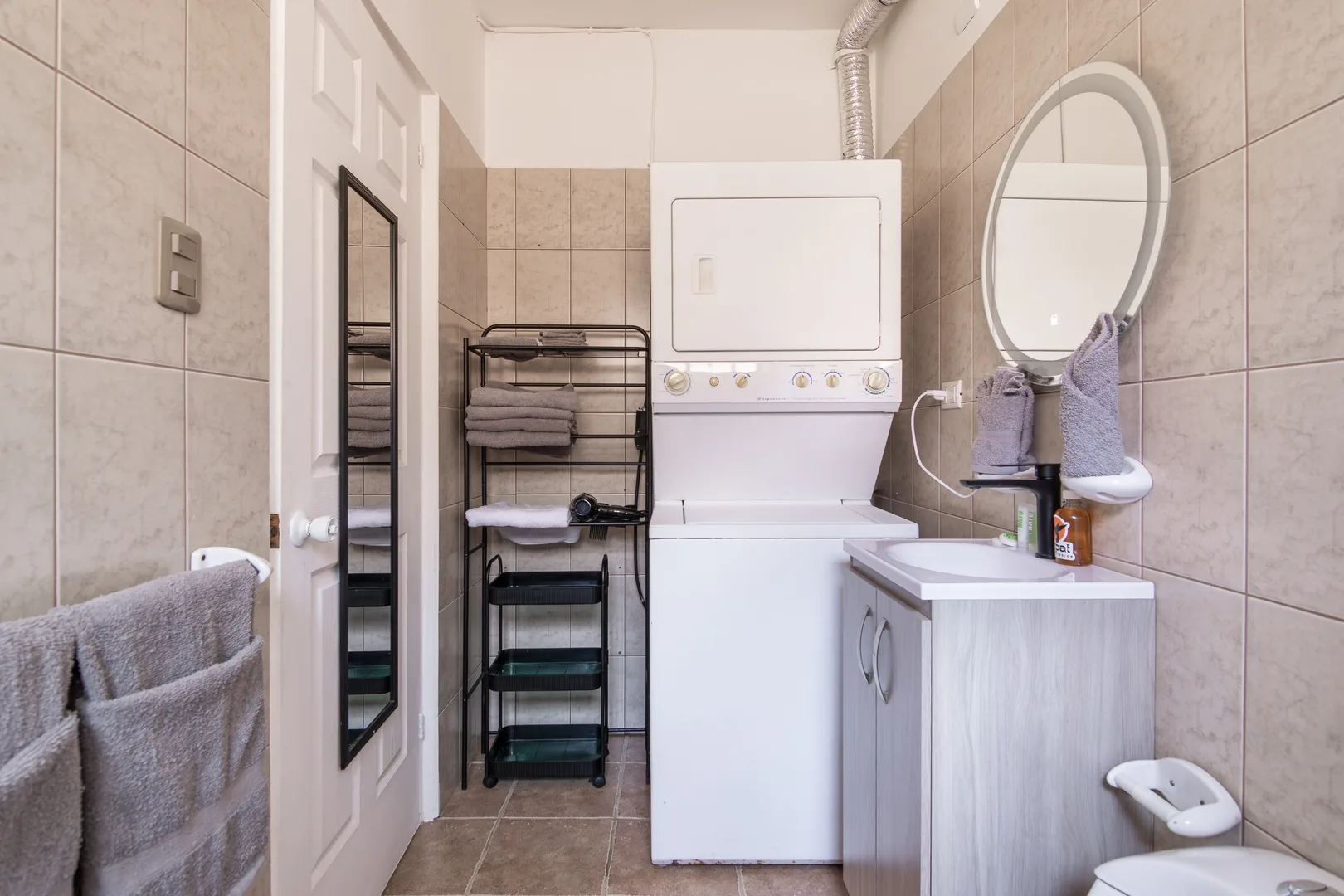 Modern 1BR: 3 Pools, Walk to Beach, 24/7 Security