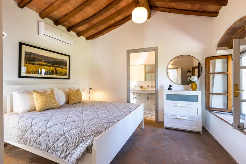Dormitorio con cama king