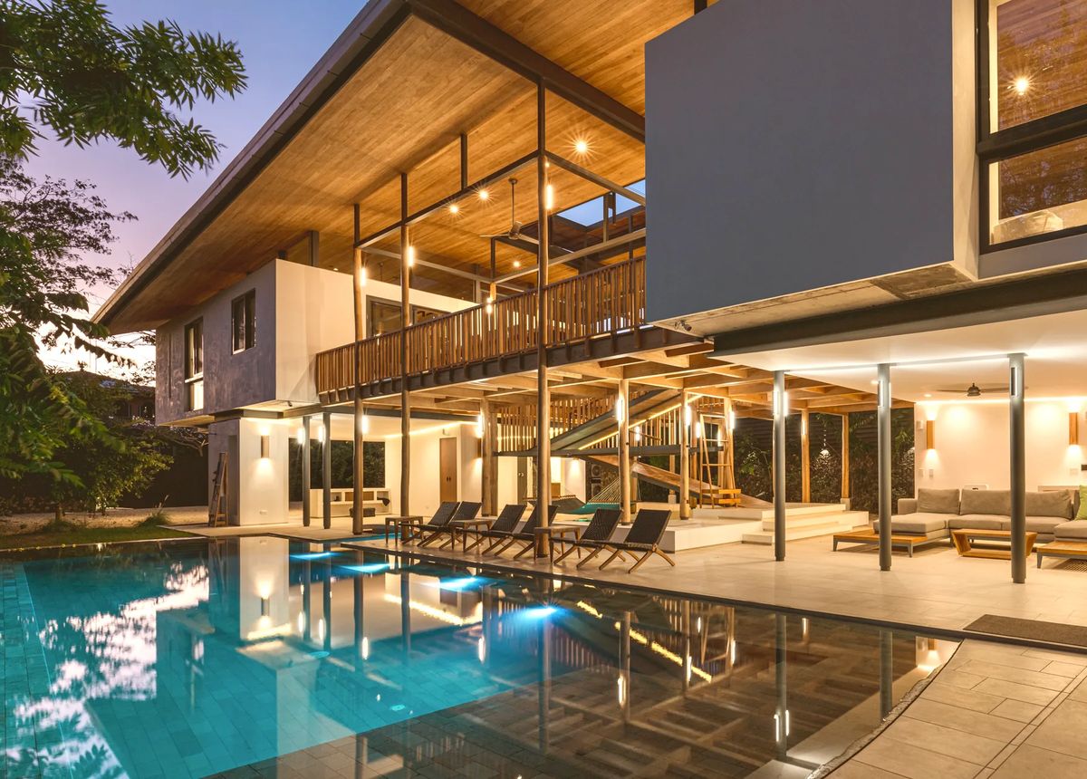 Piscina al anochecer