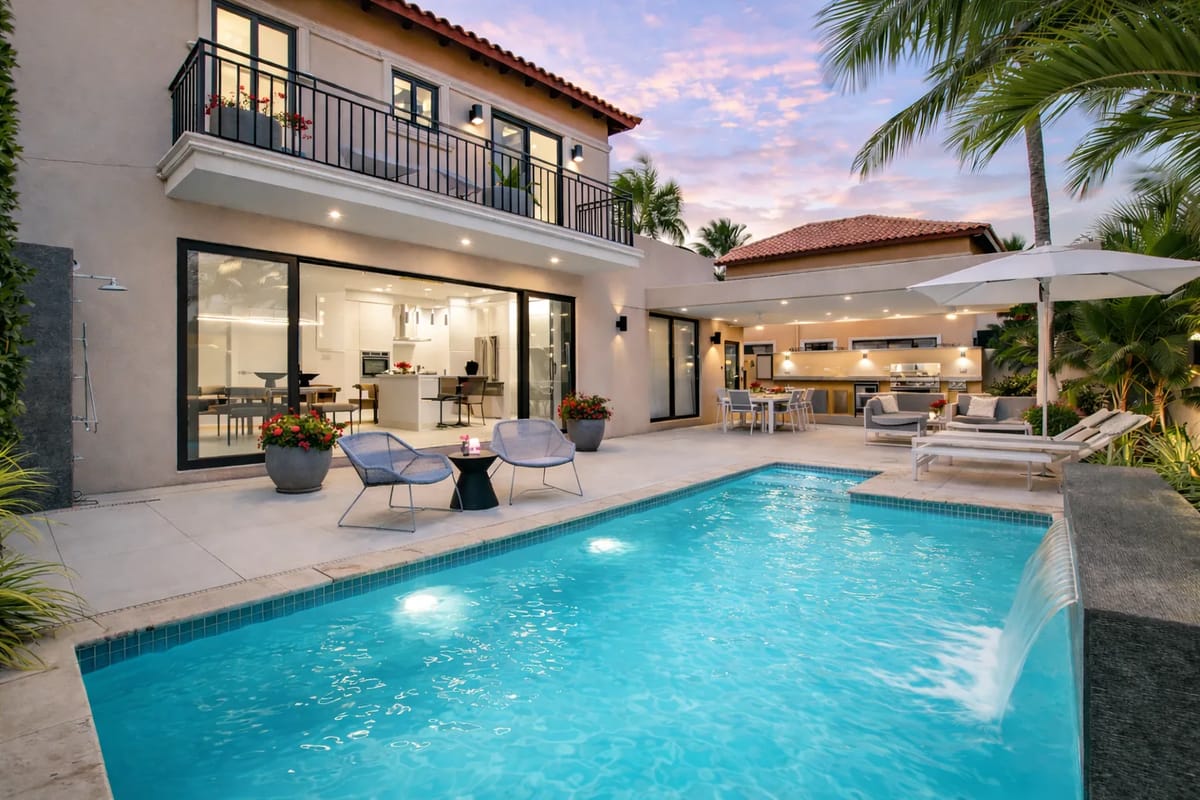 Piscina privada al atardecer