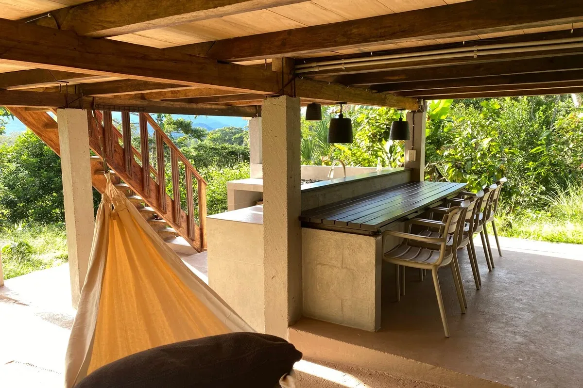 Hamaca junto a la cocina exterior