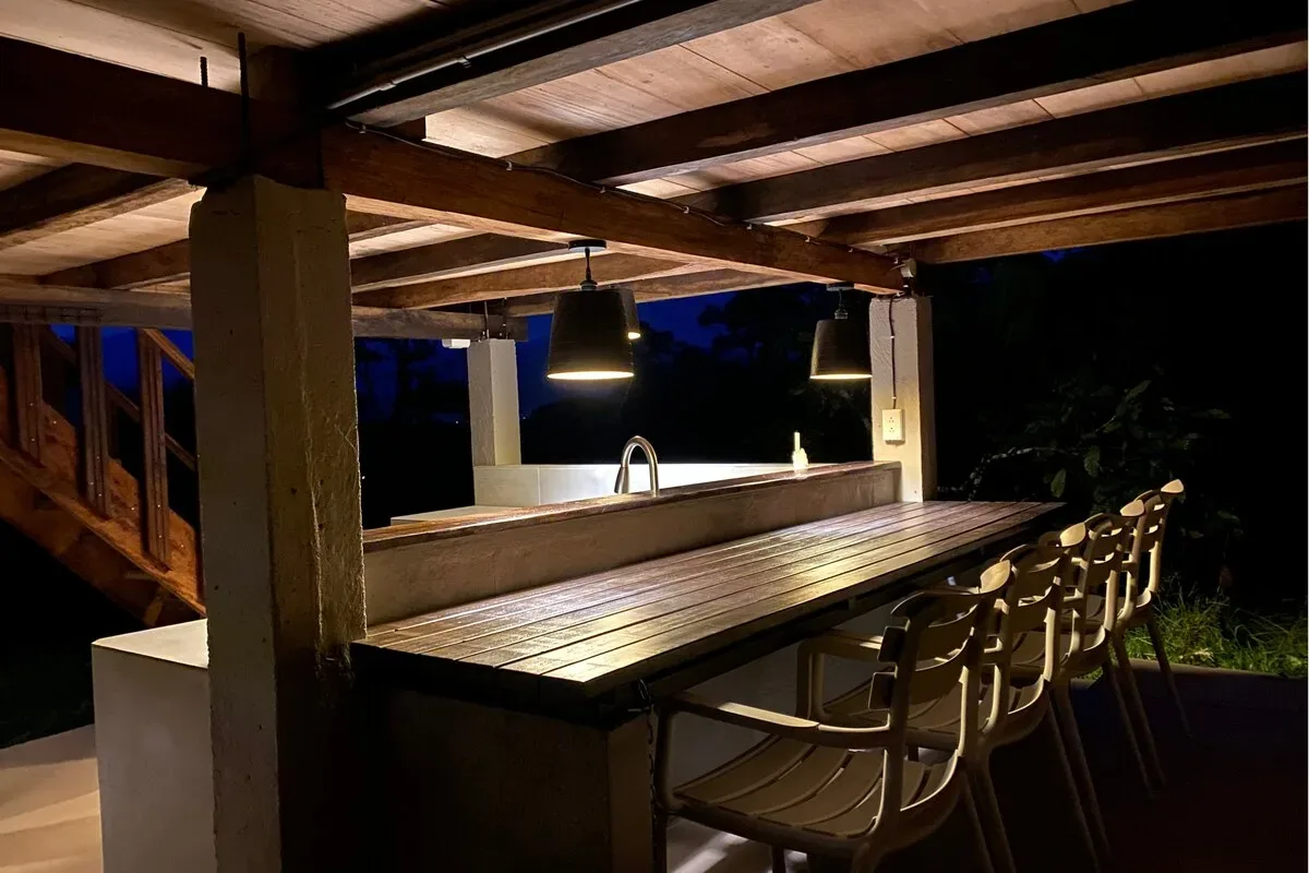 Comedor exterior de noche