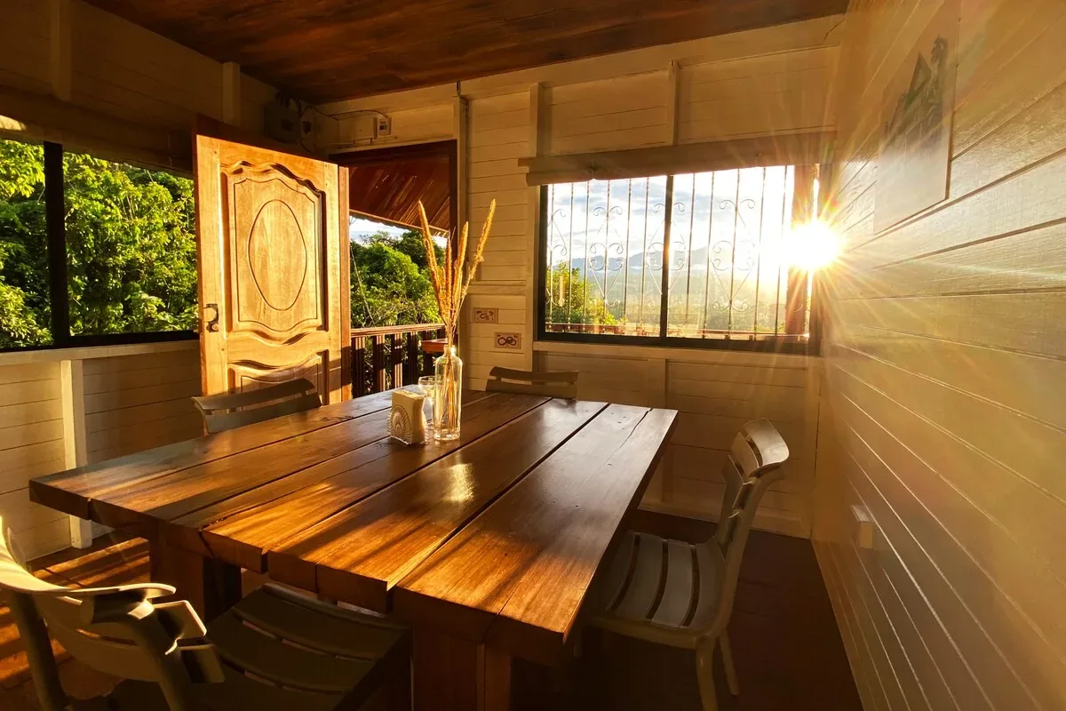Comedor con luz de la tarde