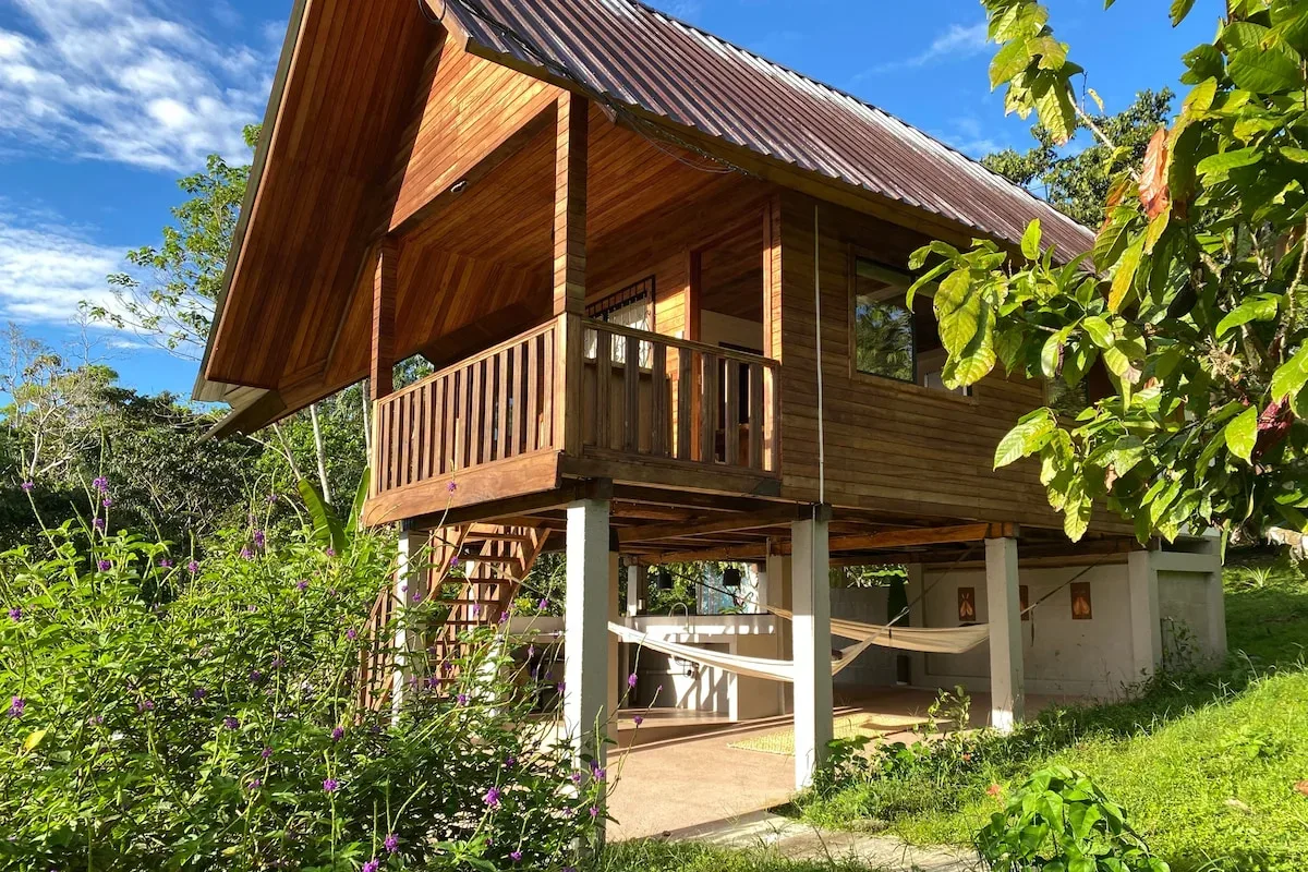 Exterior de la cabaña y planta baja techada