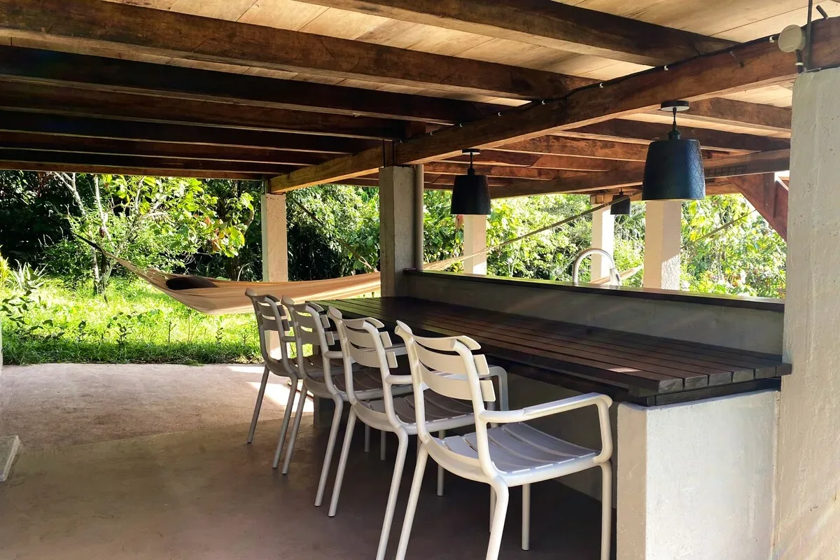 Barra de comedor exterior techada