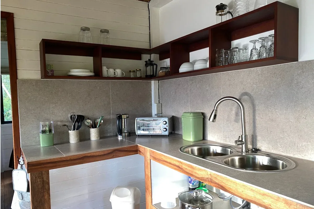 Encimera y fregadero de la cocina interior