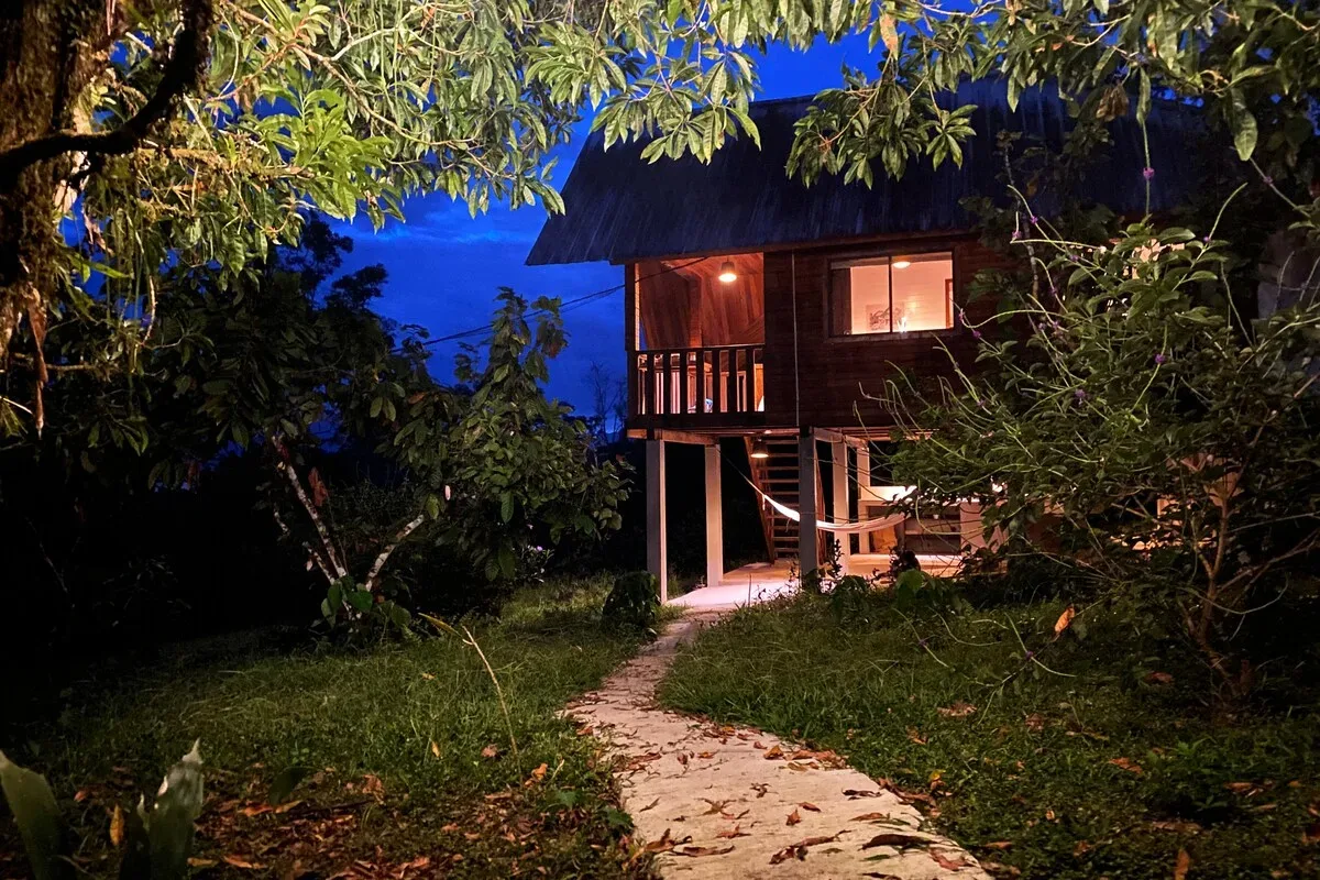 Cabaña y sendero del jardín de noche