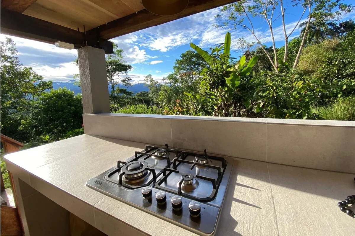 Cocina de gas exterior con vista al jardín