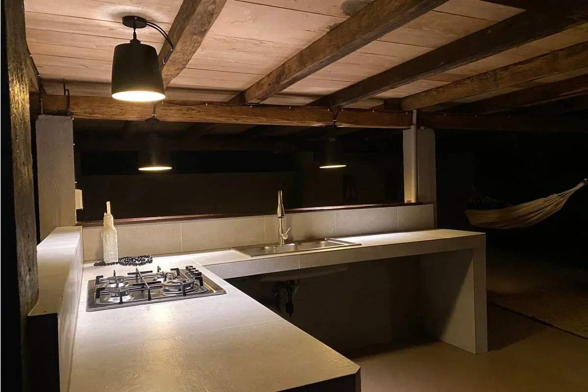 Cocina exterior de noche