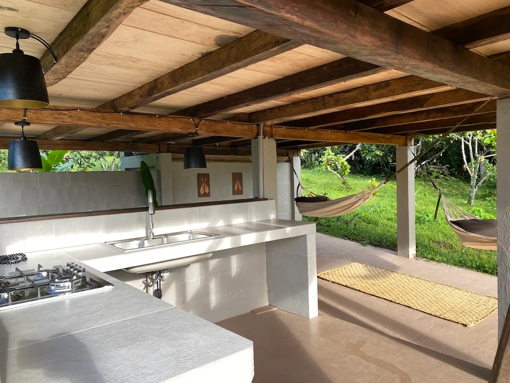 Cocina exterior y hamacas