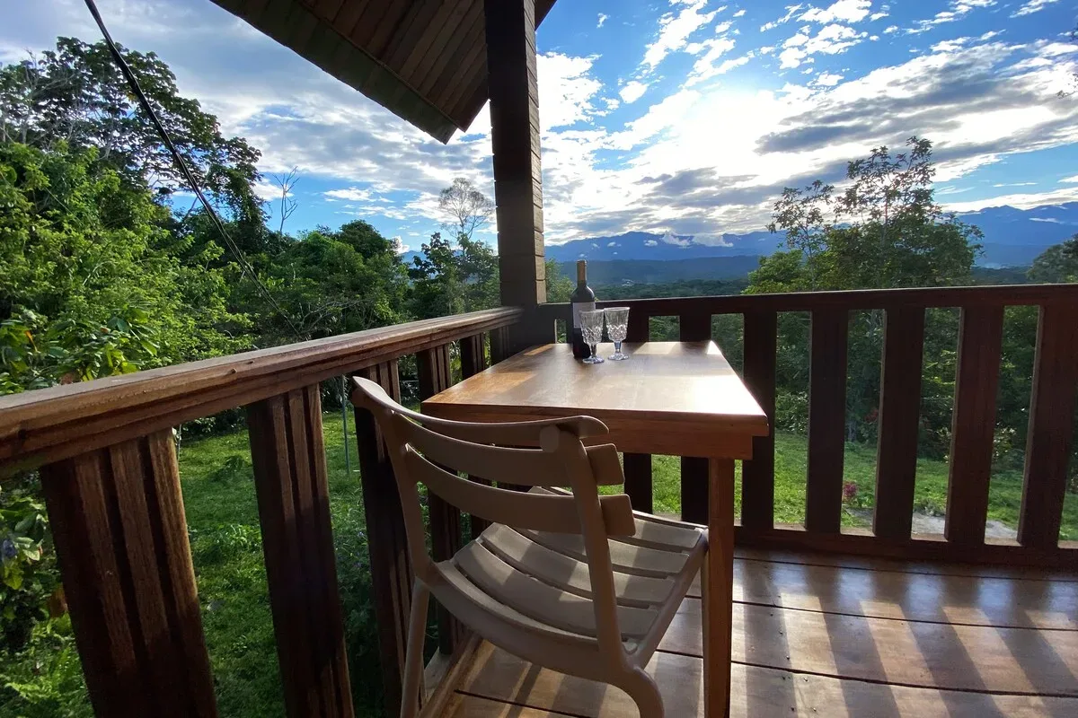 Asiento en el balcón con vistas al bosque