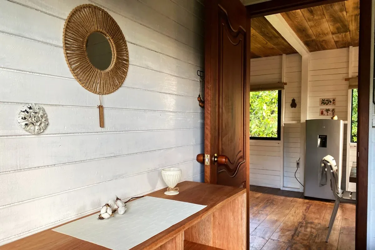 Escritorio y entrada del dormitorio