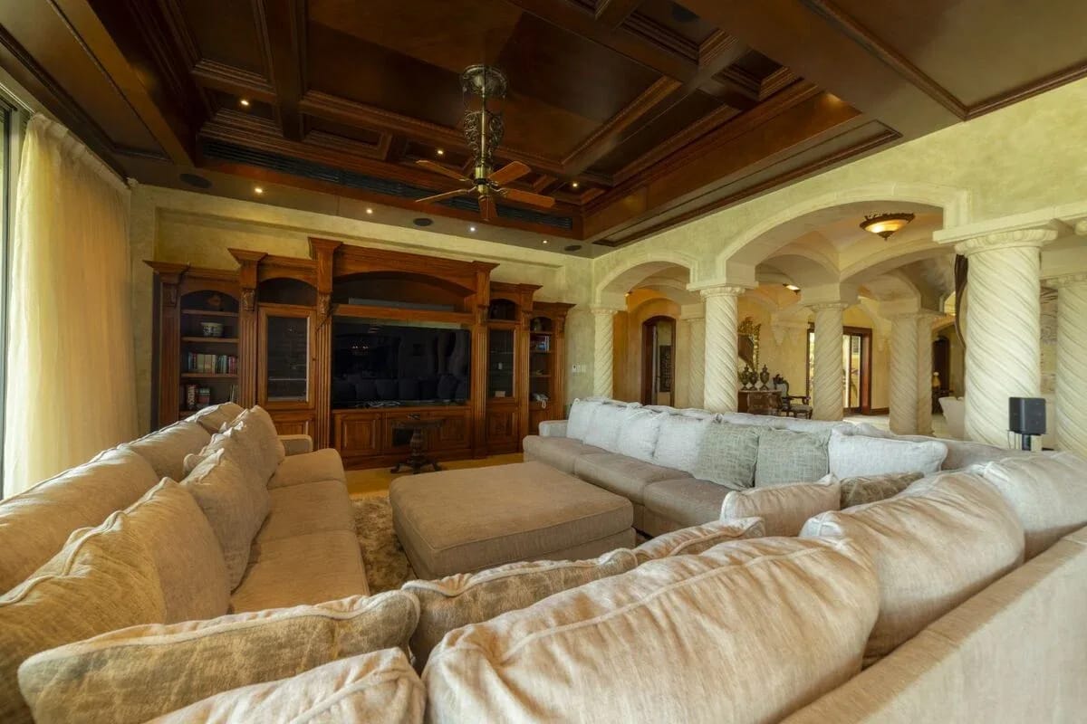 JA-44 — 10-Bedroom Villa in Los Sueños
