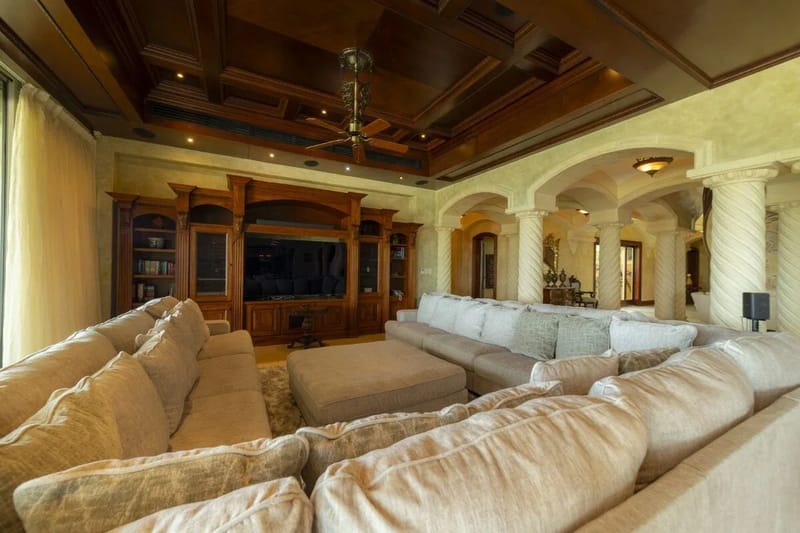 JA-44 — 10-Bedroom Villa in Los Sueños