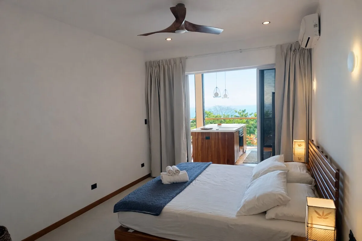 Dormitorio con ventilador de techo