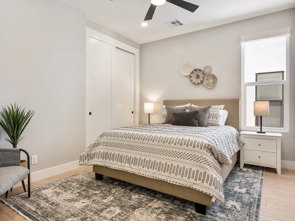 Dormitorio con cama queen