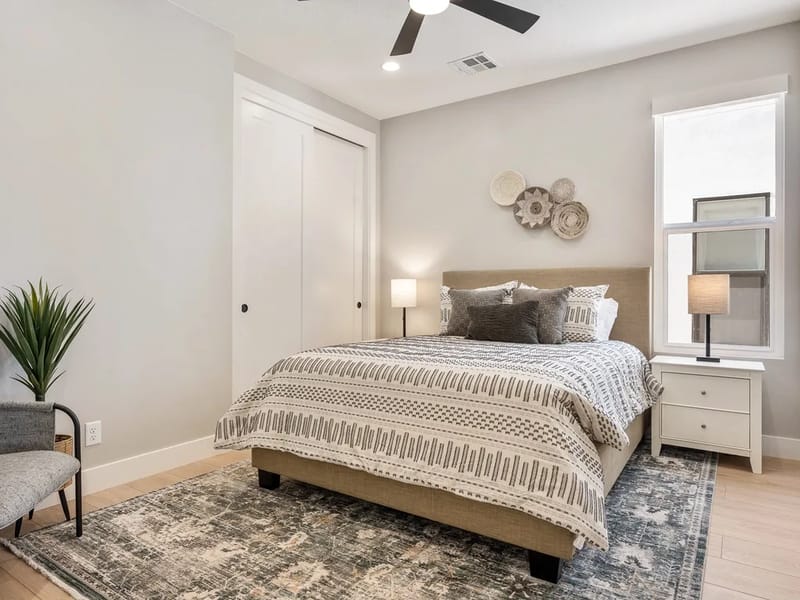 Dormitorio con cama queen