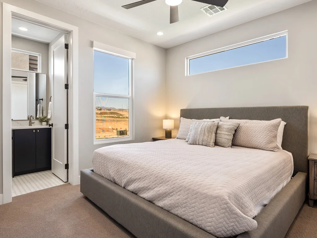 Dormitorio con cama king