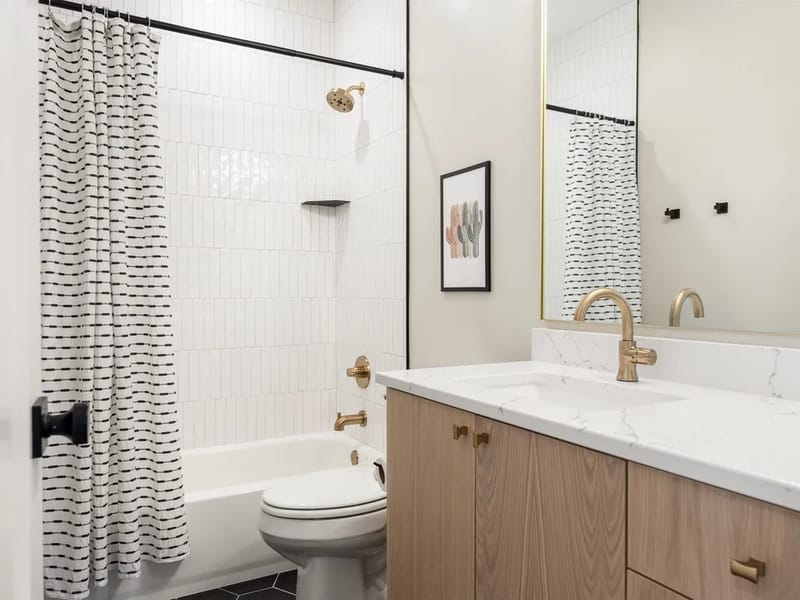Baño con bañera y ducha