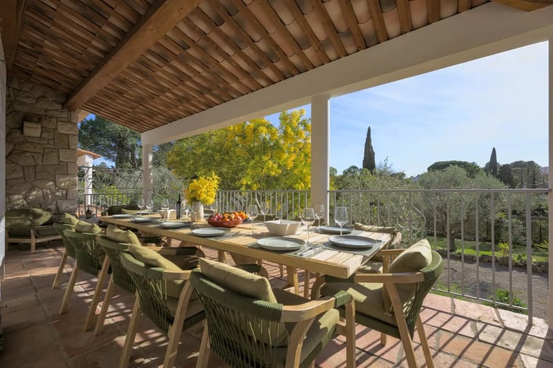 Covered dining terrace